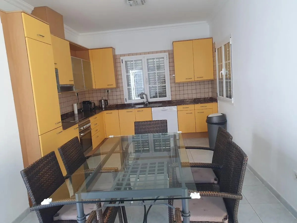Villa Fun Family Villa-Crazy Golf Course-Heated Pool-Cocktail Bar-Jacuzzi-Games Room-Wifi &Uk Tv Puerto del Carmen  Spain